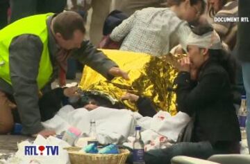 Personas heridas en la estación de metro reciben asistencia médica.