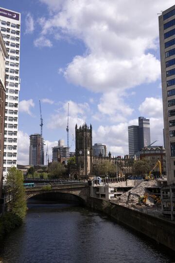 El río Irwell separa la Catedral de Mánchester del hogar de Guardiola, el CitySuites Aparthotel.