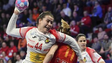 Ainhoa Hern&aacute;ndez lanza ante Gabriela Perianu durante el partido entre Espa&ntilde;a y Ruman&iacute;a en el Europeo de Balonmano de 2018 de Francia.