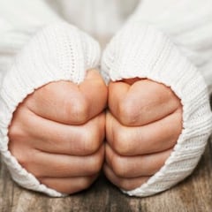 ¿Por qué se hinchan los dedos y se agrietan las manos con el frío?