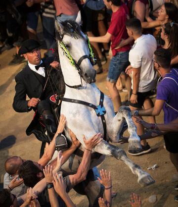 La ciudad menorquina de Ciutadella vibró con los 'Jocs des Pla', una tradición que cada año aglutina a más gente en las fiestas de Sant Joan.