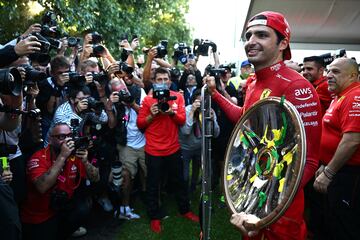 Ferrari anunció el fichaje de Hamilton el 1 de febrero, pero eso no impidió que Sainz arrancara la temporada en el podio y a su mejor nivel. En Arabia Saudí salió a la pista con una infección de apendicitis que le obligaría a perderse el resto del gran premio. Regresó en Melbourne dos semanas después de la operación con secuelas visibles, cicatrices y dolores. Nadie podía imaginar que Carlos dominaría aquel fin de semana. Salió segundo, adelantó a un Verstappen mermado y celebró dominante su tercera victoria en la F1. A final de año llegaría la cuarta en México, con su familia en el circuito y Williams en la recámara. Pero la más emotiva la consiguió en Australia.