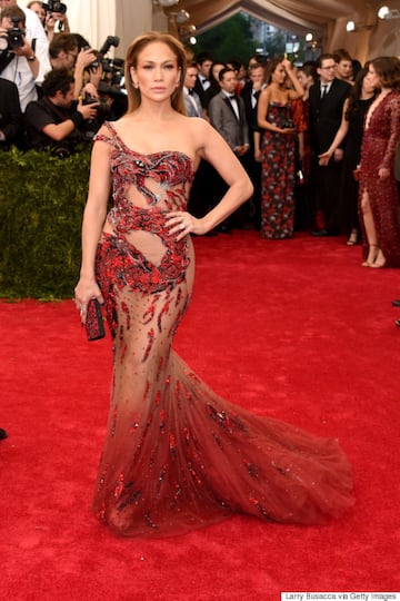 El Met Gala es uno de los eventos preferidos de JLo, en la edición de 2015 portó un vestido rojo con trasparencia.