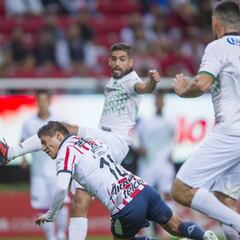 Chivas mantiene su paso perfecto: 3-0 sobre Cafetaleros