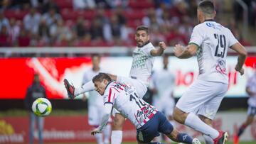 Chivas mantiene su paso perfecto: 3-0 sobre Cafetaleros