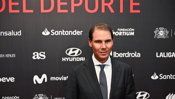 MADRID, 01/12/2025.- El extenista Rafael Nadal posa para los medios a su llegada a la entrega de los Premios AS del Deporte, en los que se le rinde homenaje, este lunes en Madrid. EFE/Fernando Villar