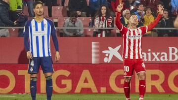 El gesto de Pablo Trigueros contrasta con la alegr&iacute;a de Borja Garc&iacute;a tras el 2-0 del Girona.