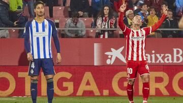 El gesto de Pablo Trigueros contrasta con la alegría de Borja García tras el 2-0 del Girona.