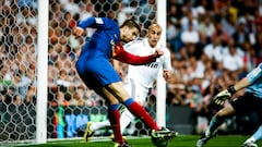 2009. Gerard Piqué marca el sexto gol ante contra el Real Madrid en el estadio Santiago Bernabéu. El FC Barcelona gana. 2-6.