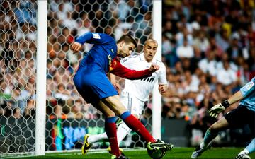 2009. Gerard Piqué marca el sexto gol ante contra el Real Madrid en el estadio Santiago Bernabéu. El FC Barcelona gana. 2-6.