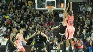 <b>CANASTA DECISIVA. </b>Esta suspensión del recién llegado Alan Anderson dio el triunfo al Barcelona.