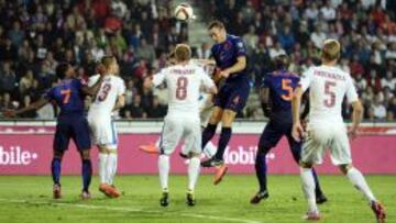 Hiddink empieza con derrota su camino hacia la Eurocopa