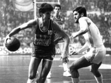 Estuvo en el Cibona de Zagreb de 1984 a 1988. Con ellos ganó dos Copas de Europa (85 y 86), una Liga yugoslava (85), tres Copa de Yugoslavia (85, 86 y 88) y una Recopa de Europa (87). Fue verdugo del Real Madrid. En la imagen, contra su futuro equipo, defendido por Iturriaga.