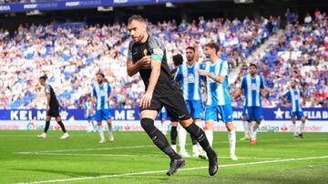 Gonzalo Verdú celebra su gol ante la impasible zaga del Espanyol.