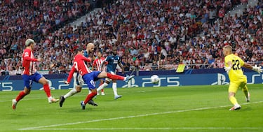 Morata entra al remate y empuja el balón dentro de la portería tras un centro excelente de Nahuel Molina desde la derecha.