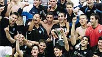 Sánchez Llibre y Germán de la Cruz encabezaron la representación perica. Junto a ellos estuvieron los presidentes de las federaciones española y catalana, Ángel María Villar y Jaume Roura. El vasco dio el trofeo MVP del torneo a Perico.