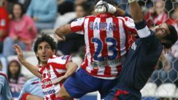 <b>EFICACIA. </b>Pinto, guardameta del Celta, se adelanta a Barral, que intentaba rematar a puerta.