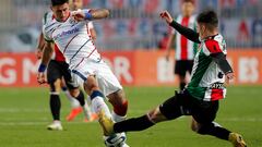 San Lorenzo's Paraguayan forward Adam Bareiro (L) and Palestino's defender Benjamin Rojas vie for the ball during the Copa Sudamericana group stage first leg football match between Chile's Palestino and Argentina's San Lorenzo, at the El Teniente stadium in Rancagua, Chile, on May 3, 2023. (Photo by JAVIER TORRES / AFP)