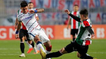 San Lorenzo's Paraguayan forward Adam Bareiro (L) and Palestino's defender Benjamin Rojas vie for the ball during the Copa Sudamericana group stage first leg football match between Chile's Palestino and Argentina's San Lorenzo, at the El Teniente stadium in Rancagua, Chile, on May 3, 2023. (Photo by JAVIER TORRES / AFP)