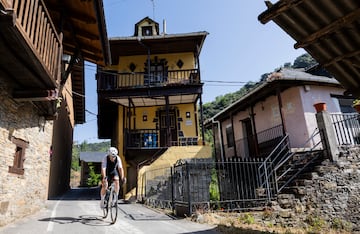 Fernando Escartn, a su paso por la localidad de San Clemente de Valdueza, localidad que est escasos kilmetros antes de arrancar el puerto de El Morredor y por el que el grueso del pelotn de La Vuelta atravesar sus estrechas y bellas calles.
