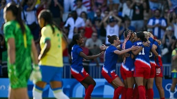 US' players celebrate the opening goal scored by US' forward #09 Mallory Swanson in the women's gold medal final football match between Brazil and US during the Paris 2024 Olympic Games at the Parc des Princes in Paris on August 10, 2024. (Photo by Jonathan NACKSTRAND / AFP)