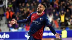 GRAF9472. HUESCA, 01/02/2019.- El delantero del Huesca, Enrique Gallego, durante el encuentro correspondiente a la jornada 22 de primera divisi&oacute;n que disputan esta noche frente al Real Valladolid en el estadio El Alcoraz, en la capital aragonesa. E