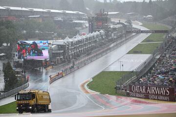 Imagen del circuito de Spa-Francorchamps bajo la lluvia torrencial que propició el retraso en el inicio de la carrera al esprint.