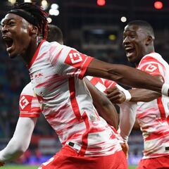 Andre Silva y Nkunku prolongan la escalada del Leipzig