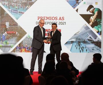 Premio social AS del deporte a la Fundación Trinidad alfonso. Juan Miguel Gómez, director de la organización, recibe el trofeo de manos de José Hidalgo, presidente de ADESP.