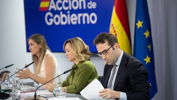 (I-D) La vicepresidenta tercera del Gobierno y ministra para la Transición Ecológica y el Reto Demográfico, Sara Aagesen; la ministra de Educación, Formación Profesional y Deportes y portavoz del Gobierno, Pilar Alegría, y el ministro de Economía, Comercio y Empresa, Carlos Cuerpo, durante una rueda de prensa posterior a la reunión del Consejo de Ministros, en el Palacio de La Moncloa, a 24 de junio de 2025, en Madrid (España). El Consejo de Ministros ha deliberado sobre la OPA de BBVA sobre Sabadell antes de que expire el plazo de 30 días naturales que le da la Ley de Defensa de la Competencia, que finaliza el 27 de junio. El análisis del Gobierno se produce como consecuencia de la aprobación de la operación por parte de la Comisión Nacional de los Mercados y de la Competencia (CNMC) en fase 2 y con compromisos. Esta situación implicó que la OPA pasaba a estar en manos del ministro de Economía, durante un plazo de 15 días laborables para decidir si la aprobaba o, por el contrario, la elevaba al Consejo de Ministros.
24 JUNIO 2025
Alejandro Martínez Vélez / Europa Press
24/06/2025
