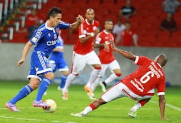 BRA408. PORTO ALEGRE (BRASIL), 26/02/2015.- El jugador de Internacional de Brasil Fabricio (d) disputa el balón con Gustavo Javier Canales (i) de Universidad de Chile hoy, jueves 26 de febrero de 2015, durante un partido de la Copa Libertadores celebrado en Porto Alegre (Brasil). EFE/SILVIO ÁVILA