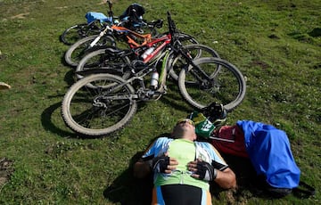 Seguidor descansando antes del comienzo de la decimocuarta etapa. 