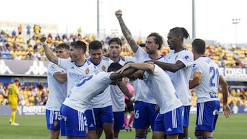 Los jugadores del Real Zaragoza celebran su segundo gol frente al Alcorc&oacute;n.