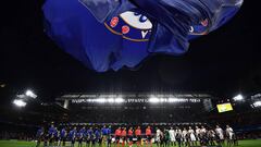 Chelsea (L) and Qarabag players arive on the pitch ahead of the UEFA Champions League Group C football match between Chelsea and Qarabag at Stamford Bridge in London on September 12, 2017.