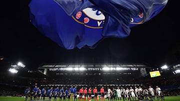 Chelsea (L) and Qarabag players arive on the pitch ahead of the UEFA Champions League Group C football match between Chelsea and Qarabag at Stamford Bridge in London on September 12, 2017.