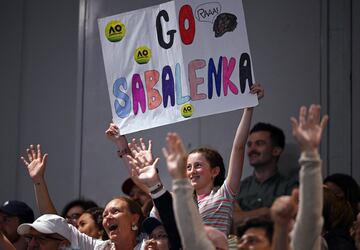 Una aficionada levanta un cartel de apoyo a Aryna Sabalenka.