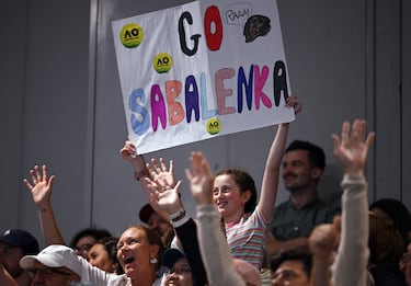 Una aficionada levanta un cartel de apoyo a Aryna Sabalenka.