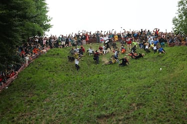 La carrera consiste en atrapar un queso de Gloucester arrojado desde la colina de Cooper, con una caída de 182 metros en la localidad de Brockworth. Los competidores deben bajar por la ladera del cerro para atraparlo y el primero en conseguirlo se proclama vencedor.