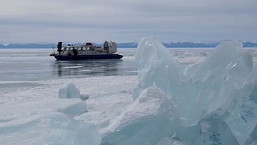 GRAF5503. LISTVIANKA (RUSIA), 01/04/2021.- El cierre de las fronteras y la relajaci&oacute;n de las medidas sanitarias han convertido al lago Baikal en un lugar de peregrinaci&oacute;n entre los rusos durante los &uacute;ltimos meses de pandemia. En el hi