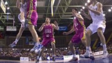 <b>ACROBÁTICO. </b>Martinas Pocius penetra ante la oposición de Paul Davis, bastante mermado físicamente. Urtasun, Triguero y Tomic miran.