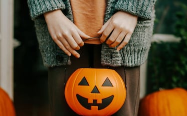 What time does trick-or-treating start and end on Halloween 2025?