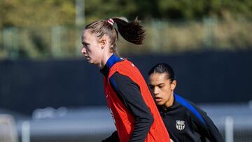 Graham controla un balón ante Brugts en el entrenamiento del Barcelona de este 2 de enero 2025.