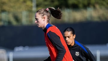 Graham controla un balón ante Brugts en el entrenamiento del Barcelona de este 2 de enero 2025.