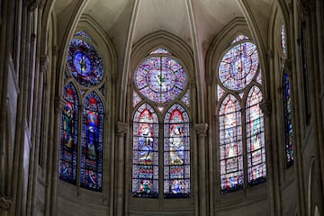 Vista de las vidrieras en el corazón de la catedral de Notre Dame de París. 