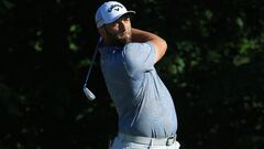 El golfista espa&ntilde;ol Jon Rahm golpea una bola durante la segunda jornada del Memorial Tournament presented by Workday en el Muirfield Village Golf Club de Dublin, Ohio.