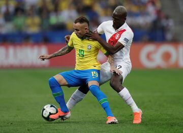 Luis Advincula y Everton   