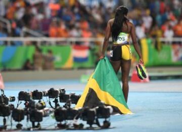 Ninguna cámara quiere perderse la celebración de la jamaicana Elaine Thompson en la final de los 200 metros de Río. 