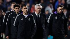 Soccer Football - LaLiga - Rayo Vallecano v Real Madrid - Campo de Futbol de Vallecas, Madrid, Spain - November 7, 2022 Real Madrid coach Carlo Ancelotti and players at half time REUTERS/Susana Vera