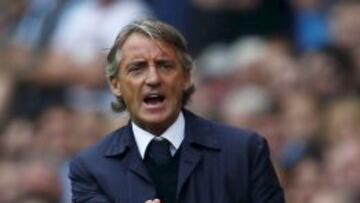 Roberto Mancini, dando instrucciones en un Aston Villa-City.