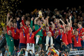 11/07/10 MUNDIAL DE SUDAFRICA 2010 PARTIDO FINAL ESPAÑA - HOLANDA 
 Los jugadores de la seleccion española españa reciben el trofeo copa del mundo
Blatter entrega la copa del mundo a casillas como ganadores del mundial de sudafrica 2010
seleccion española españa